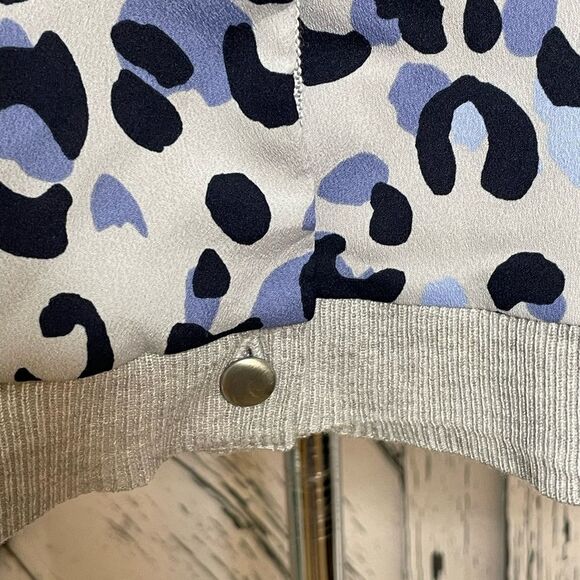 Chico’s Knit Button Front Leopard Print Cardigan Sweater Gray Large NWT - Picture 4 of 11